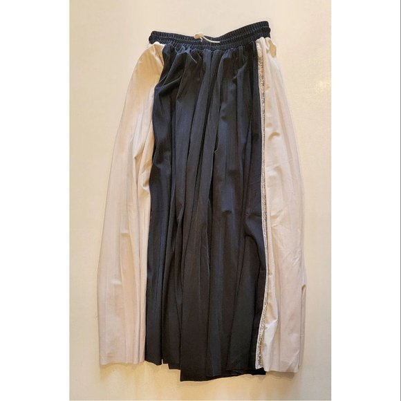 VALENTINO black and white accordion pleated skirt, Women's size XS - Picture 3 of 7